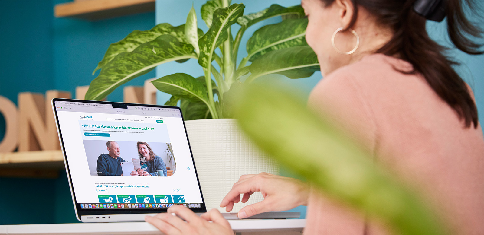 Frau arbeitet an einem Co2Online-Test